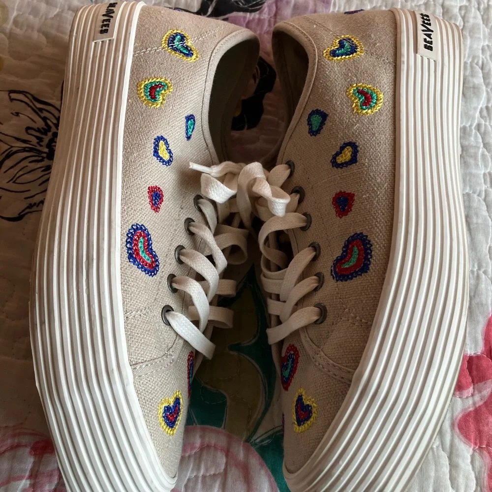 SeaVees Monterey Cream Platform Sneakers with Colorful Hearts  Embroidery SZ 9 - Picture 3 of 5